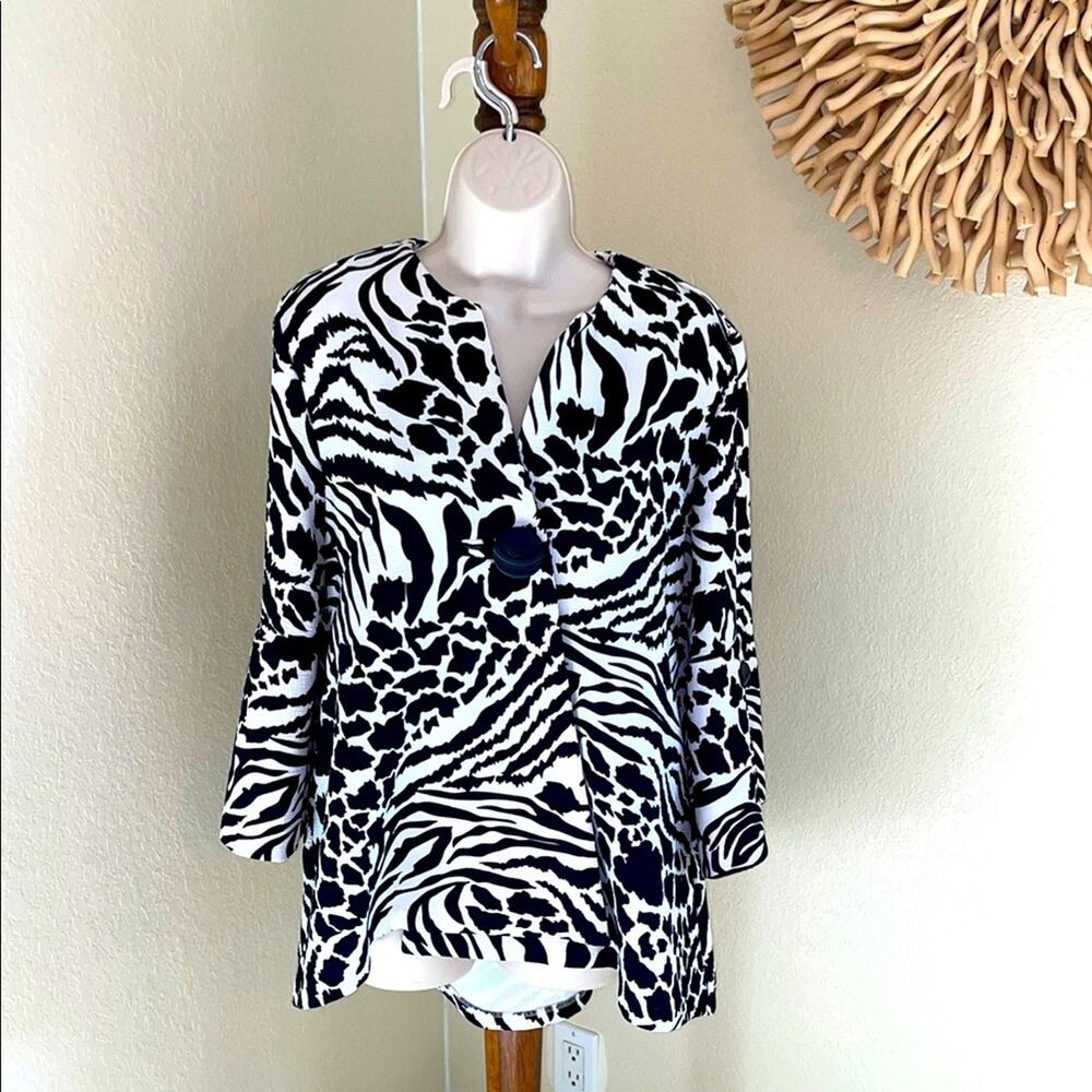 GORGEOUS LIGHT WEIGHT BLACK AND WHITE ANIMAL PRINT JACKET BY MULTIPLES..SZ M